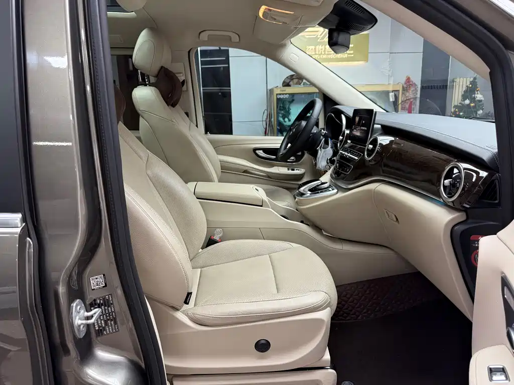 Mercedes-Benz V-Class 2017 — фото 24