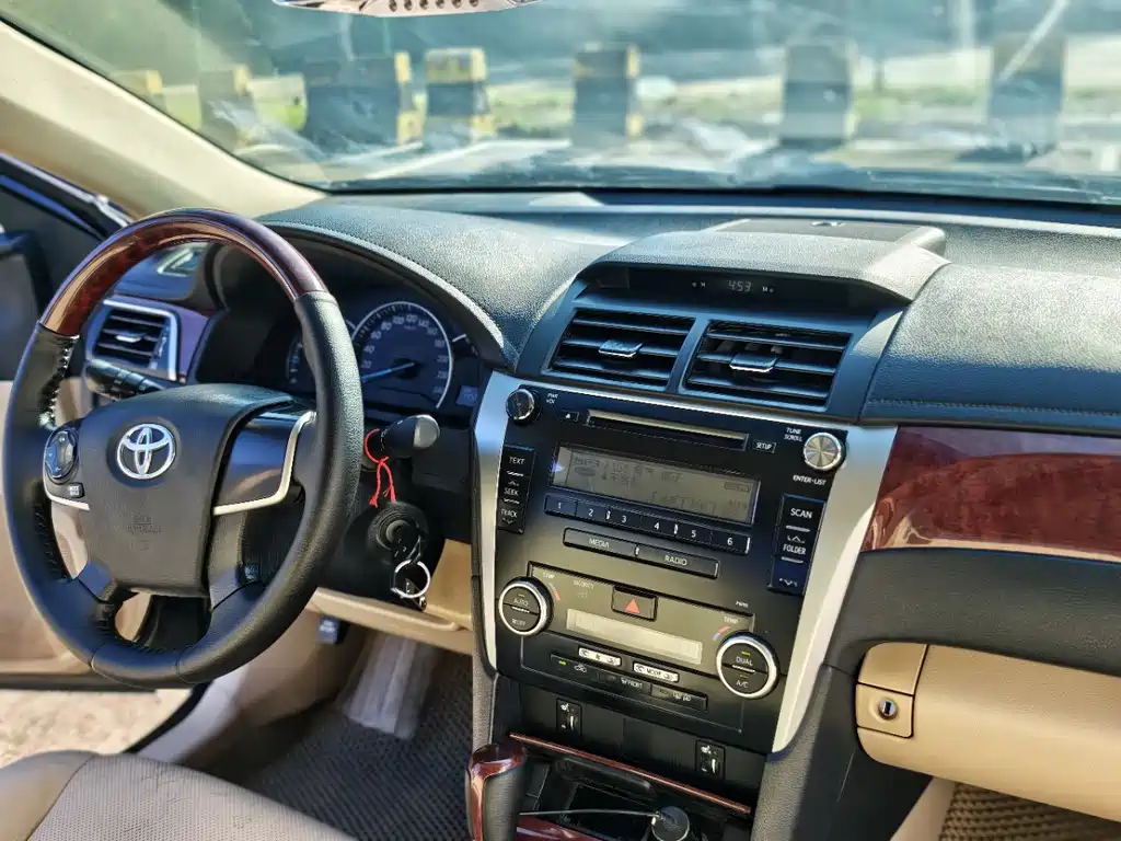 Toyota Camry 2014 — фото 8