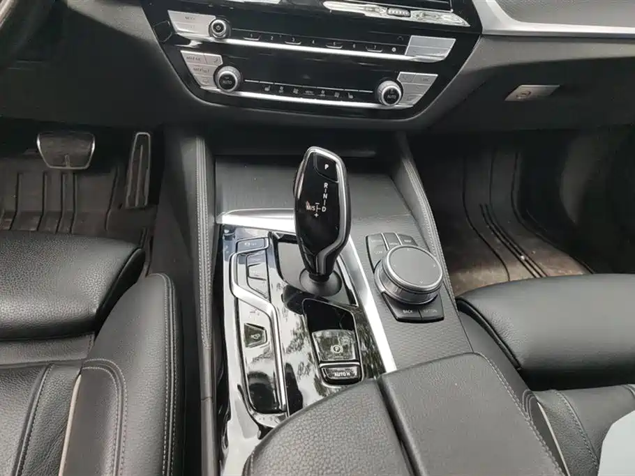 BMW 5 Series 2022 — фото 16
