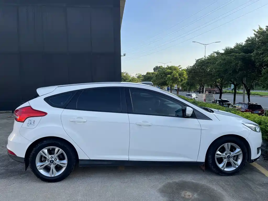Ford Focus 2016 — фото 15
