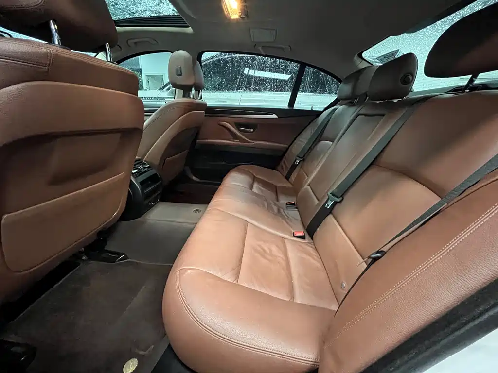 BMW 5 Series 2017 — фото 16