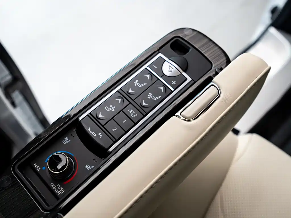 Lexus LM 2020 — фото 15