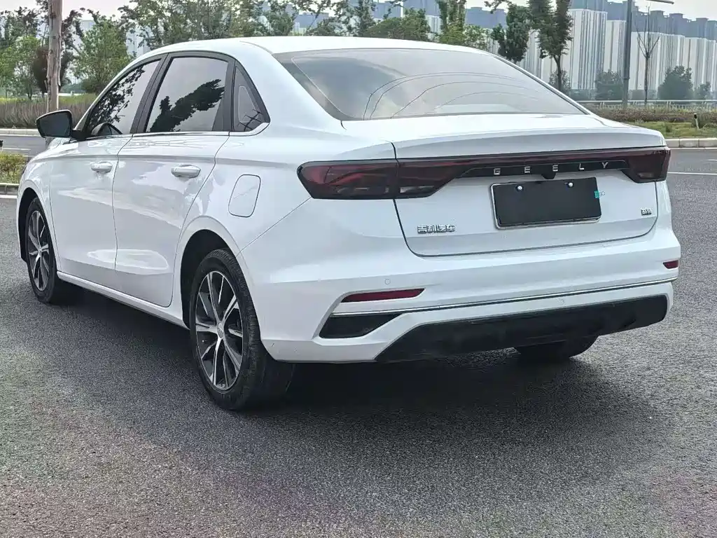 Geely Emgrand 2023