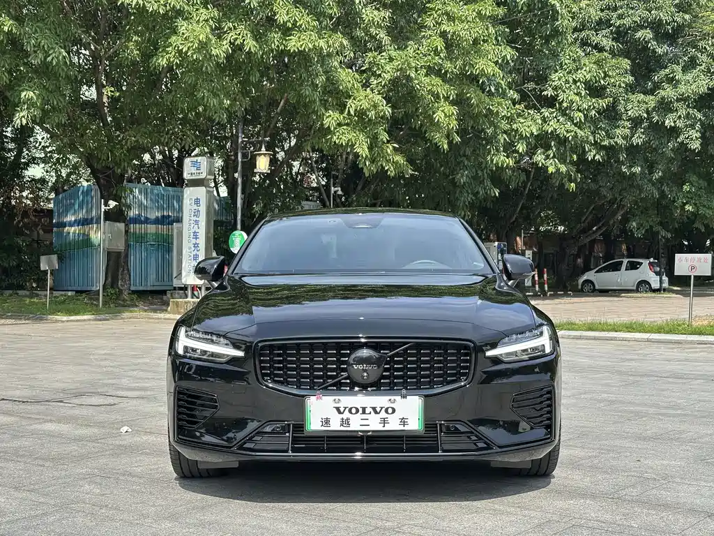 Volvo S60 PHEV 2023 — фото 2