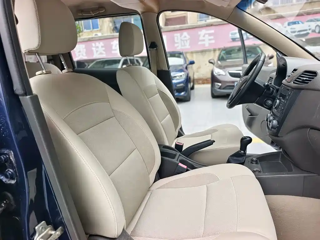 Wuling Hongguang 2015 — фото 12