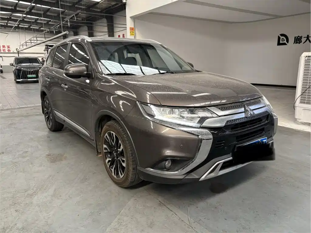 Mitsubishi Outlander 2019 — фото 3