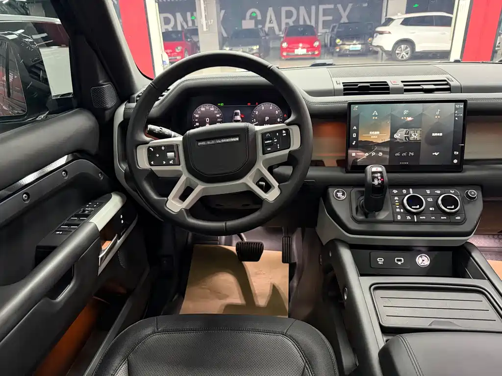 Land Rover Defender 2023 — фото 25