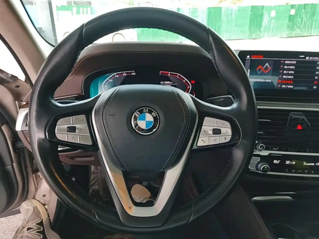 BMW 5 Series 2019 — фото 11