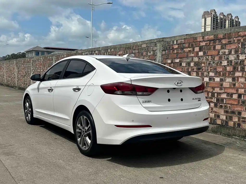 Hyundai Elantra 2017 — фото 4