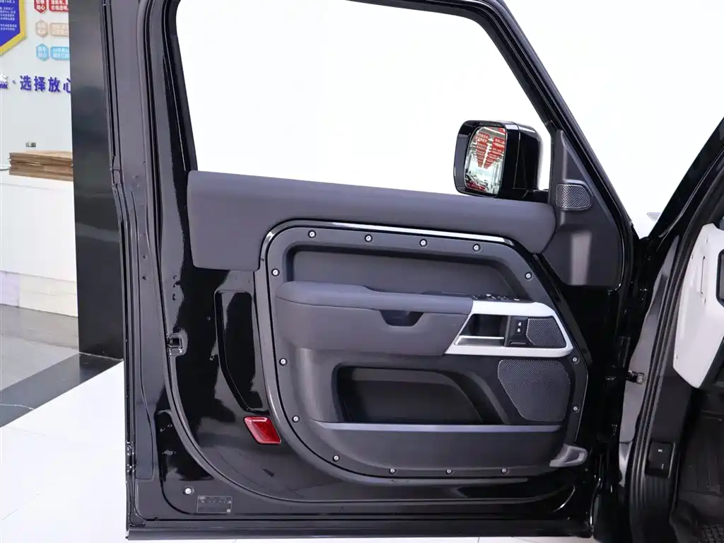 Land Rover Defender 2022 — фото 18