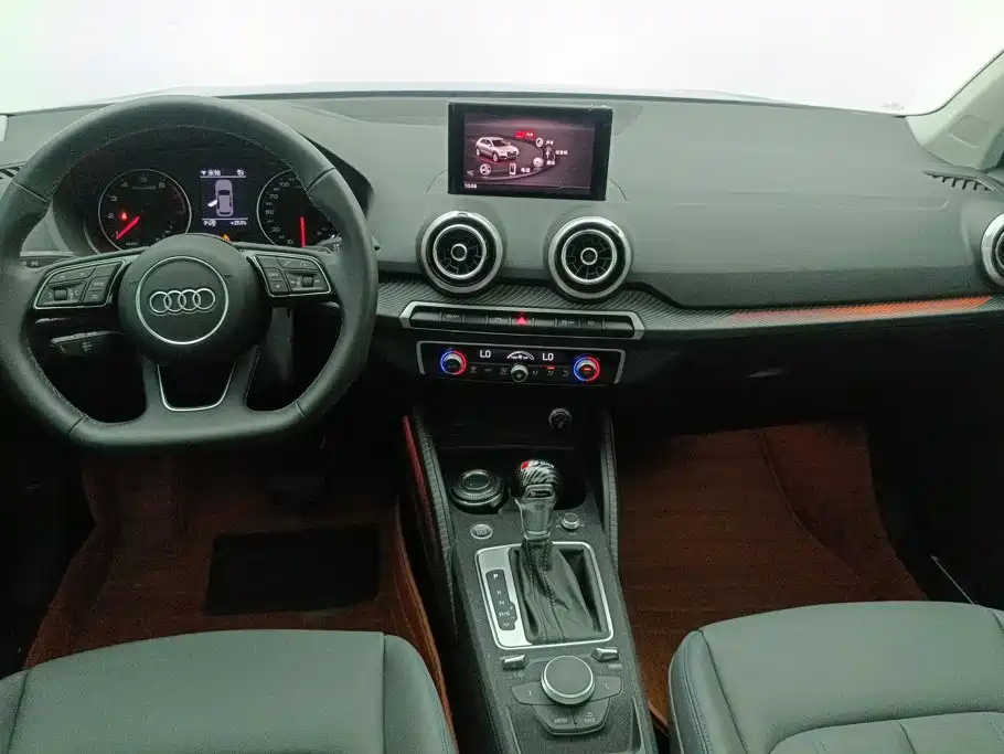 Audi Q2L 2025 — фото 12