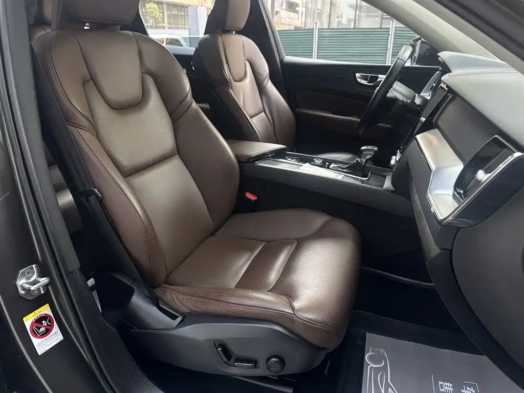 Volvo XC60 2020 — фото 13