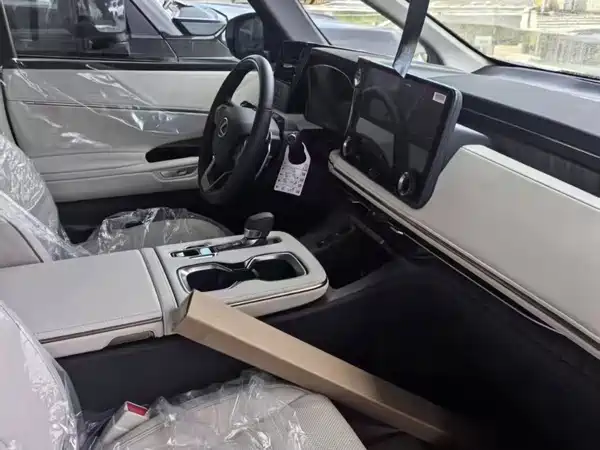 Lexus LM 2025