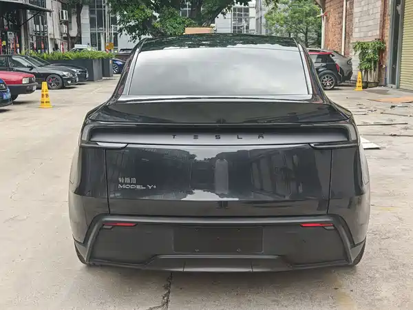 Tesla Model Y 2025