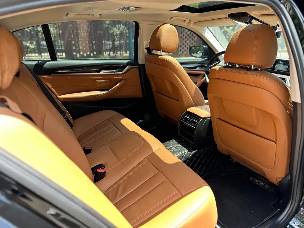 BMW 5 Series 2017 — фото 16
