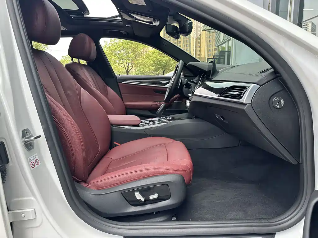 BMW 5 Series 2018 — фото 21