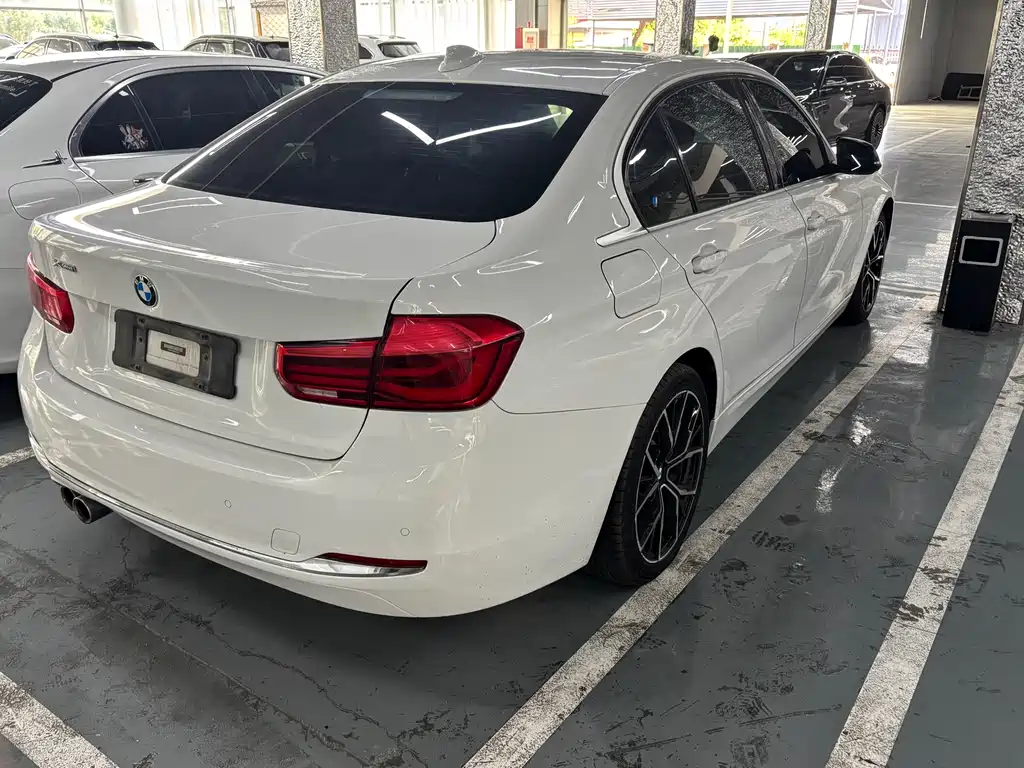 BMW 3 Series 2018 — фото 10