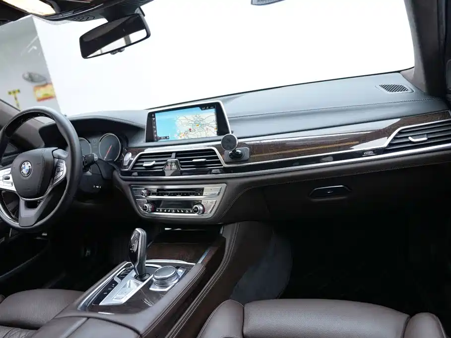 BMW 7 Series 2016 — фото 10