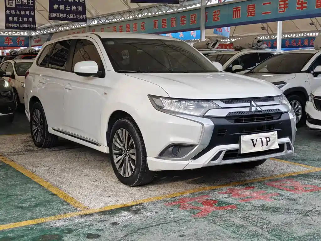 Mitsubishi Outlander 2021 — фото 3