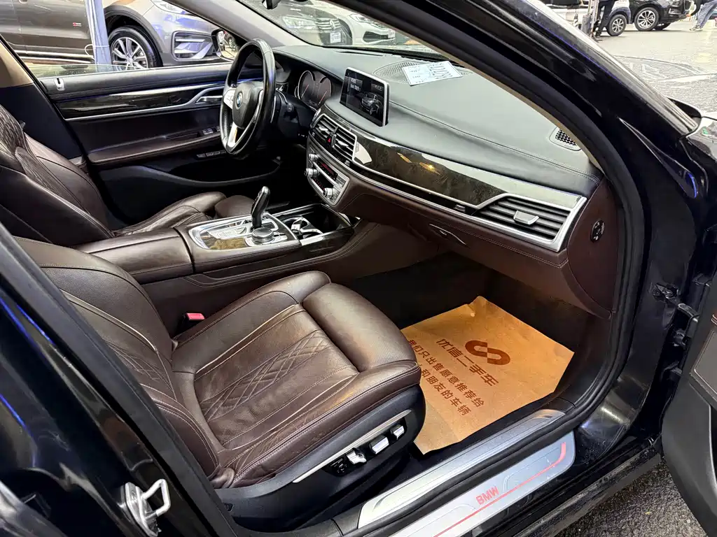 BMW 7 Series 2017 — фото 9