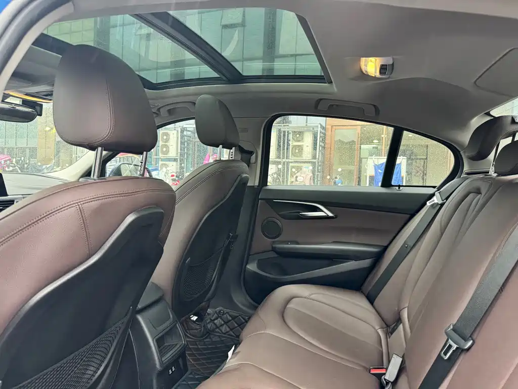 BMW 1 Series 2019 — фото 10