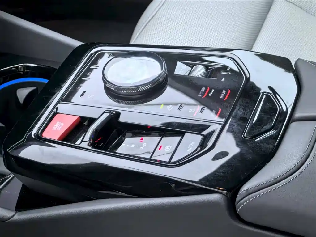 BMW M5 New Energy 2025 — фото 11