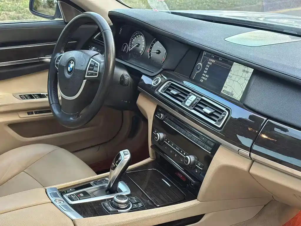 BMW 7 Series 2013 — фото 9