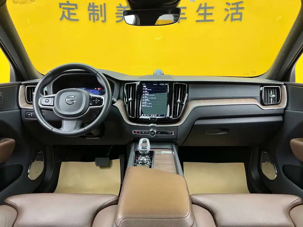 Volvo XC60 2022 — фото 13