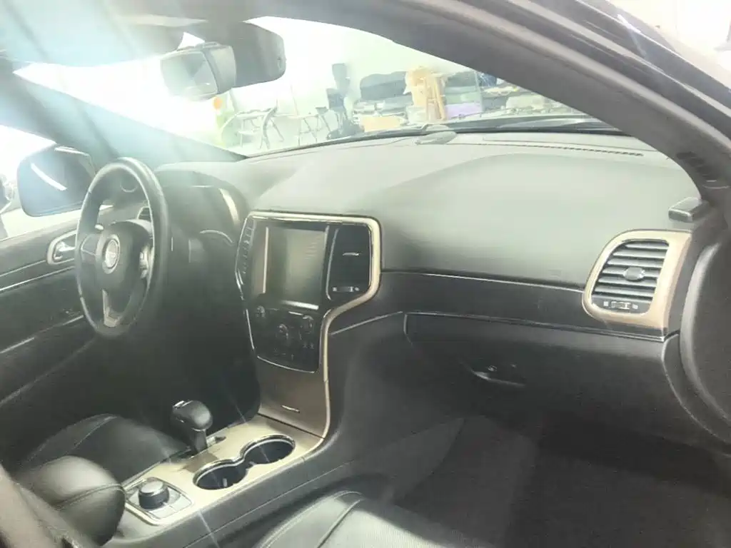 Jeep Grand Cherokee 2015 — фото 10