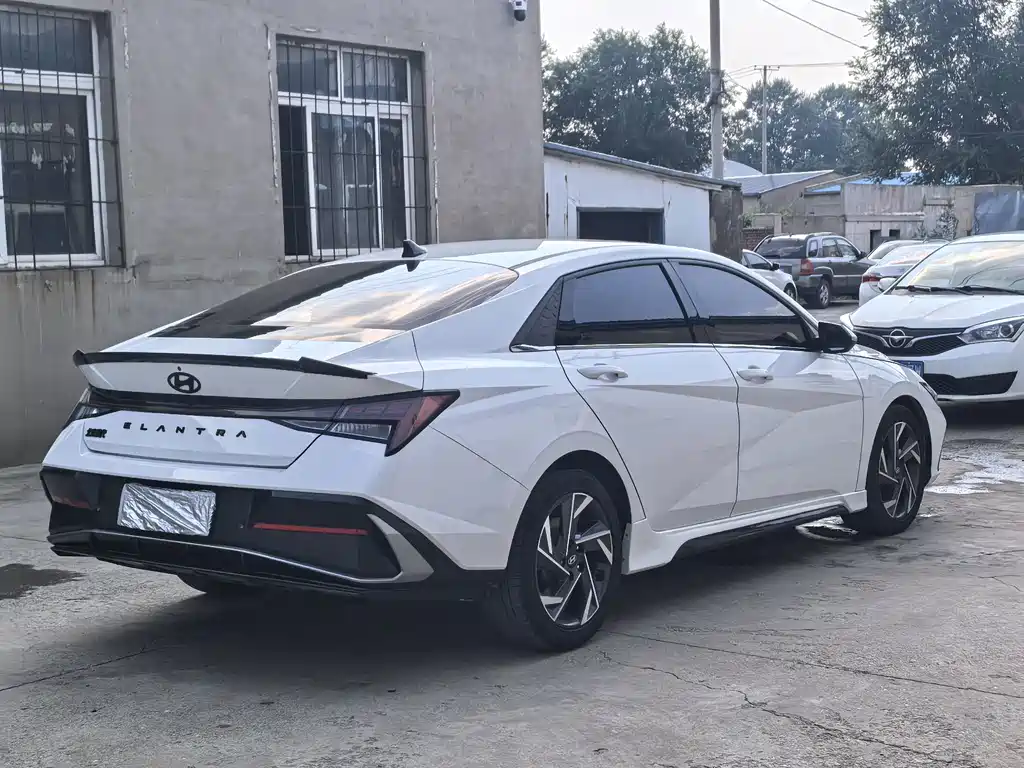 Hyundai Elantra 2023 — фото 4
