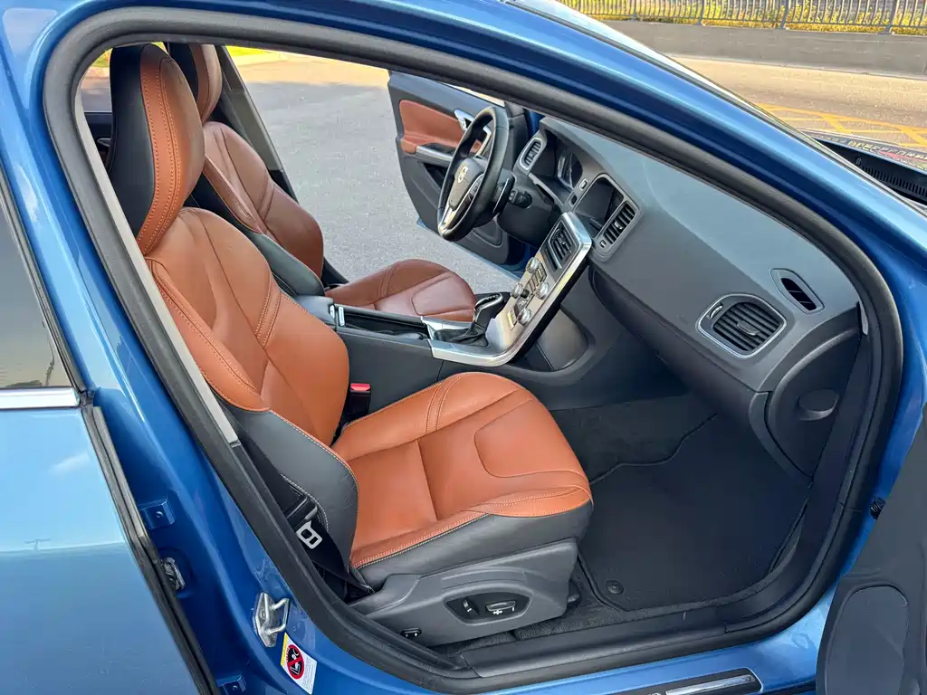 Volvo V60 2016 — фото 16