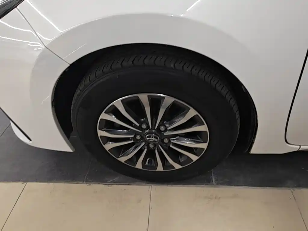 Toyota Corolla 2018 — фото 23
