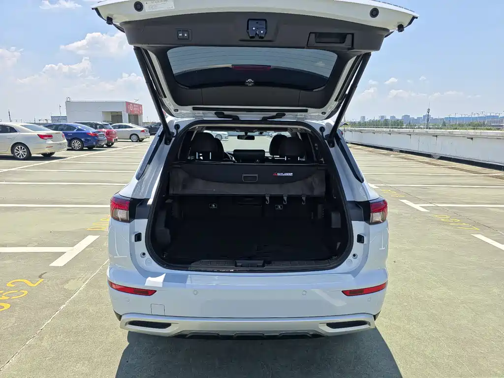 Mitsubishi Outlander 2023 — фото 12