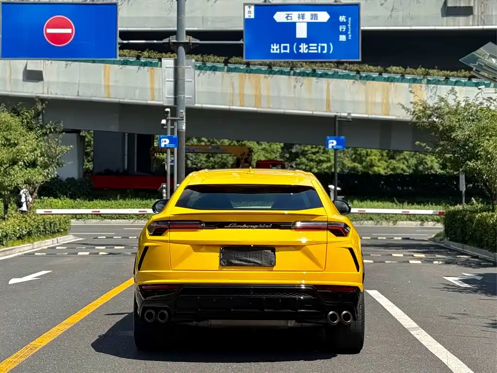 Lamborghini Urus 2023 — фото 8