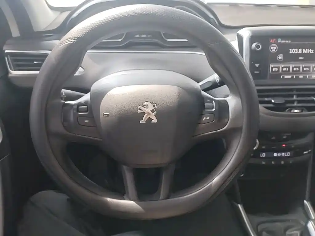 Peugeot 2008 2015 — фото 11