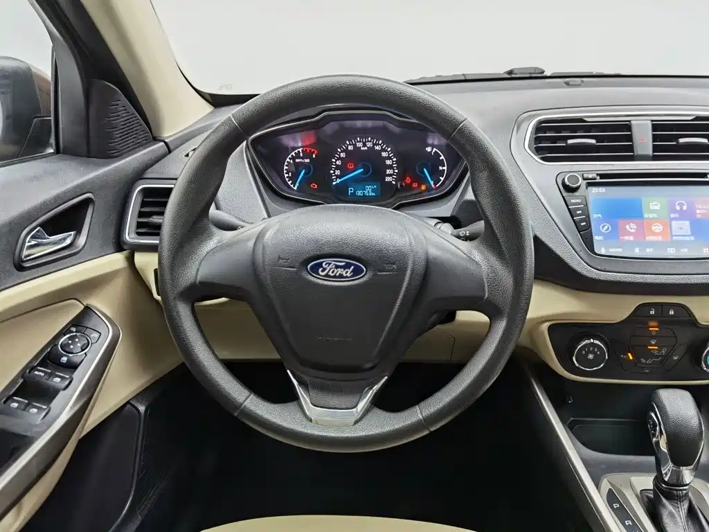 Ford Escort 2015 — фото 11