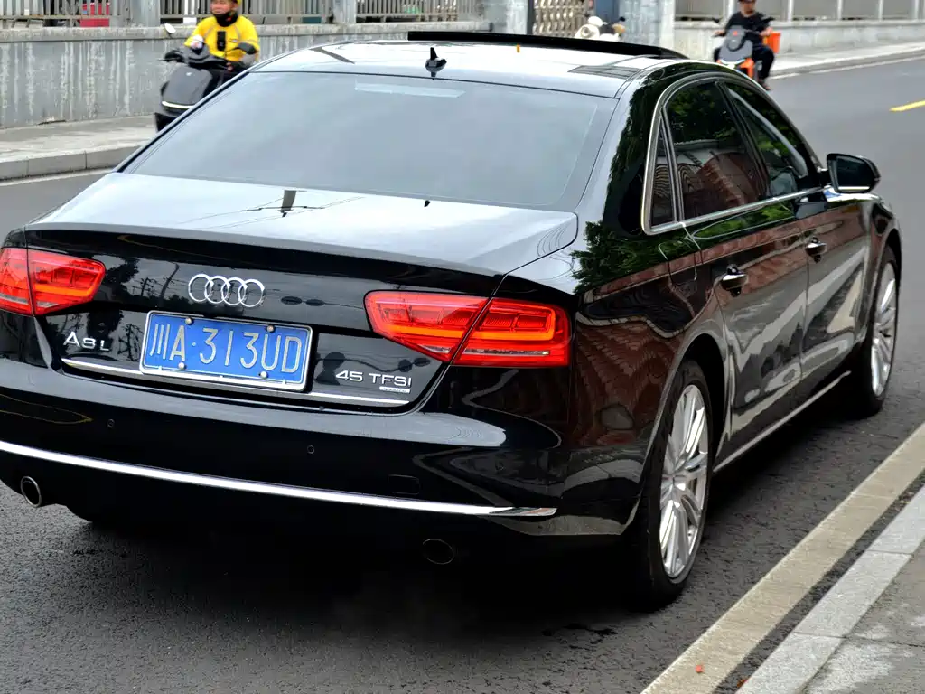 Audi A8 2012 — фото 6