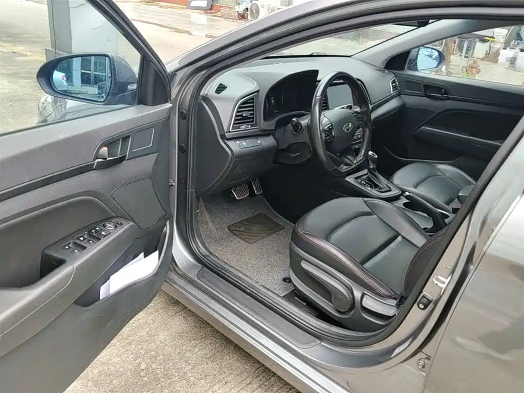 Hyundai Elantra 2018 — фото 16