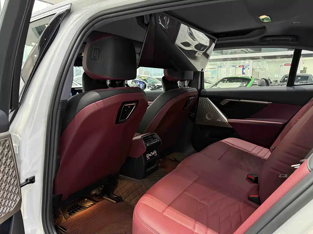 BMW 5 Series 2025 — фото 10