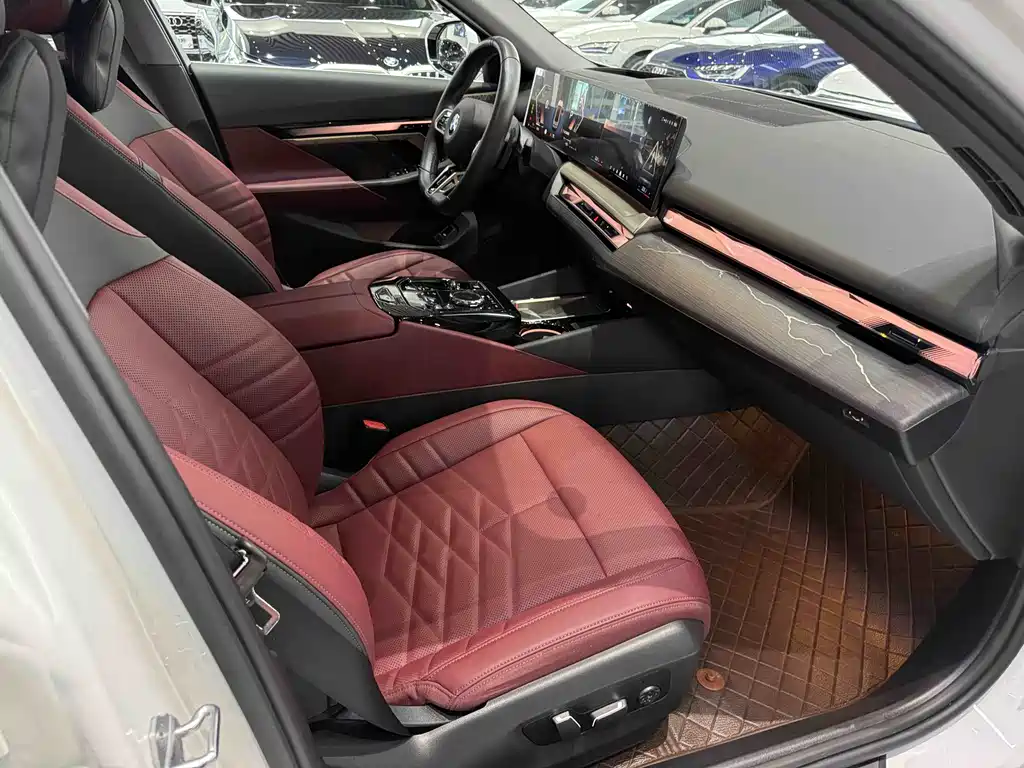BMW 5 Series 2025 — фото 11
