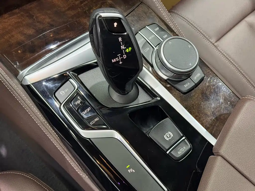 BMW 5 Series 2020 — фото 12