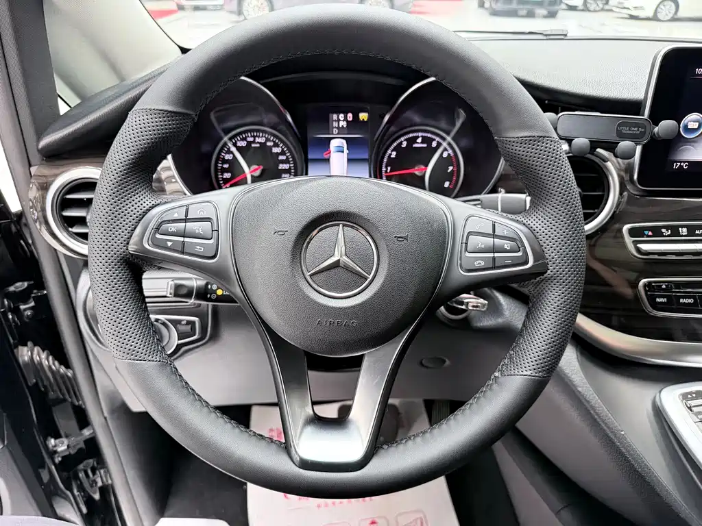 Mercedes-Benz V-Class 2019 — фото 15