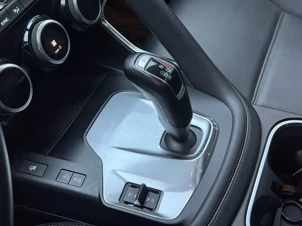 Jaguar E-PACE 2021 — фото 11