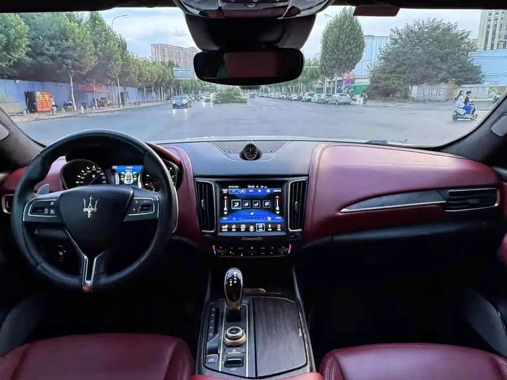 Maserati Levante 2017 — фото 13