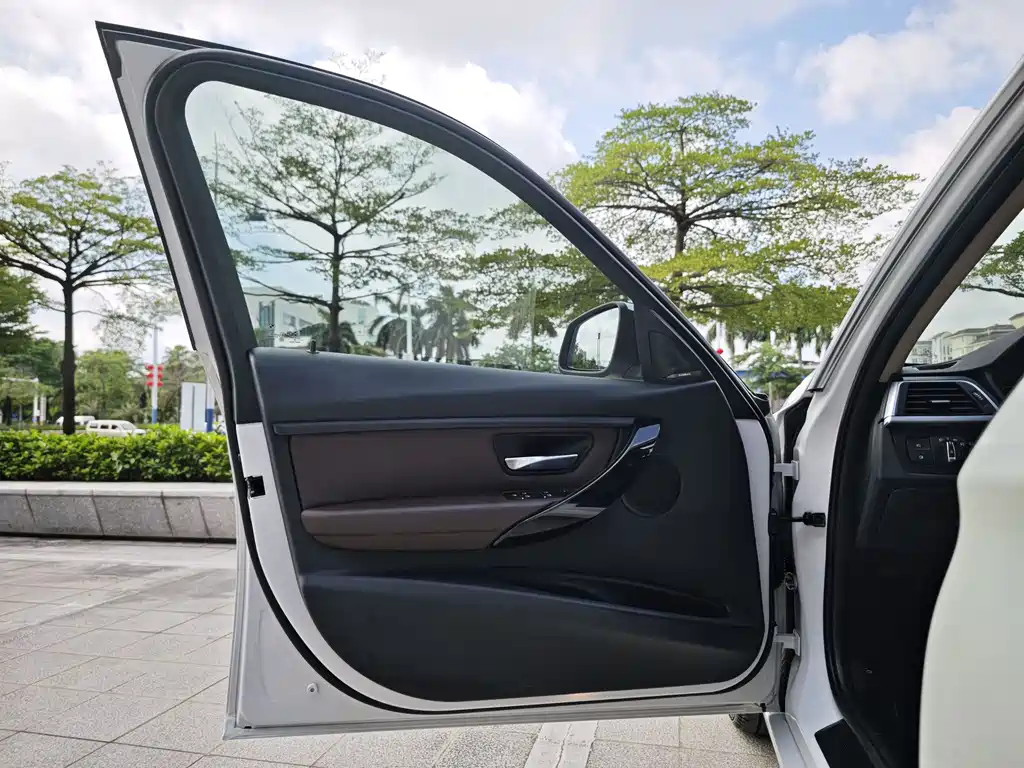 BMW 3 Series 2019 — фото 16