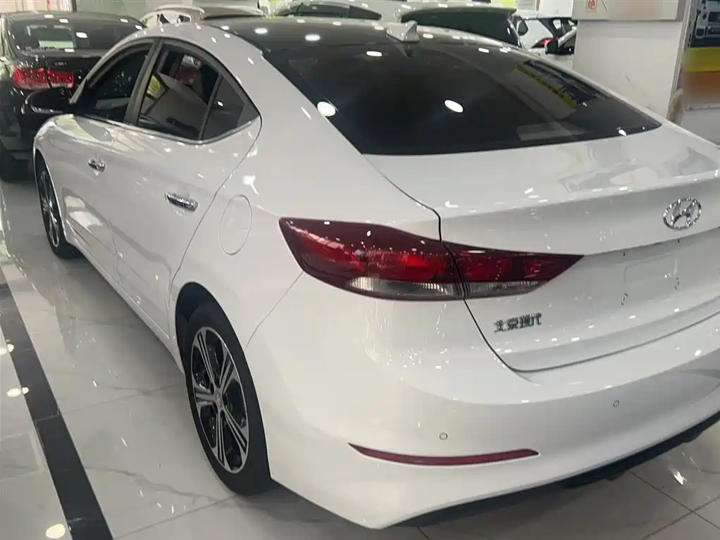 Hyundai Elantra 2019 — фото 6