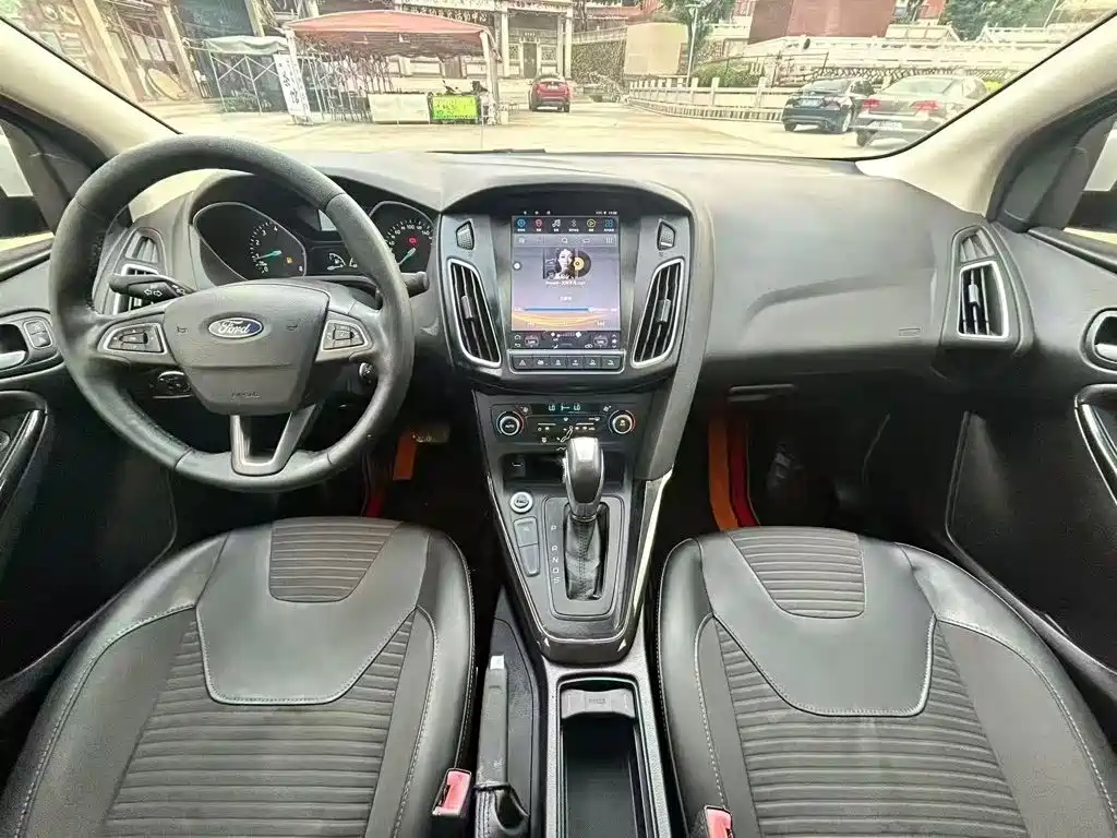 Ford Focus 2015 — фото 10