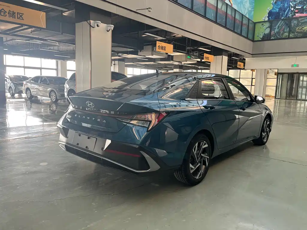 Hyundai Elantra 2023 — фото 10
