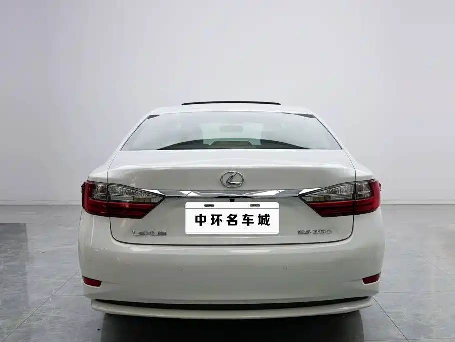 Lexus ES 2017 — фото 18