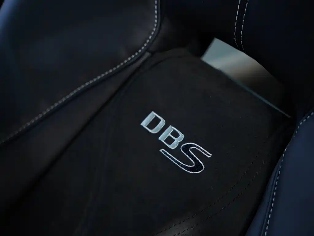 Aston Martin DBS 2010 — фото 30